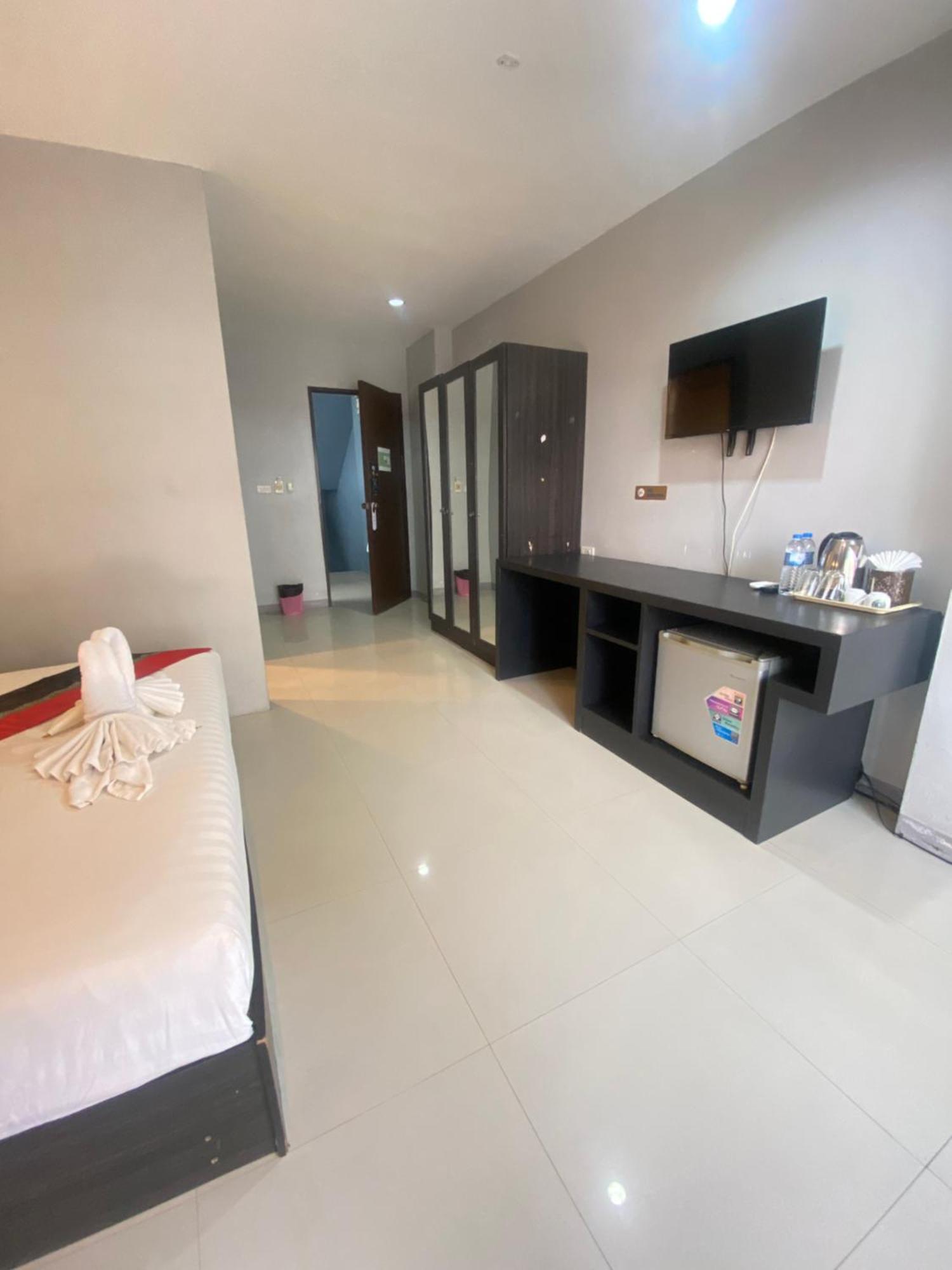 ฮอลิเดย์โฮม ป่าตอง Hotel Patong ภายนอก รูปภาพ